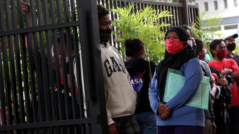 Tangisan Orang Tua Menjemput Anak yang Ditangkap saat Aksi Menolak Omnibus Law - Bagian 4