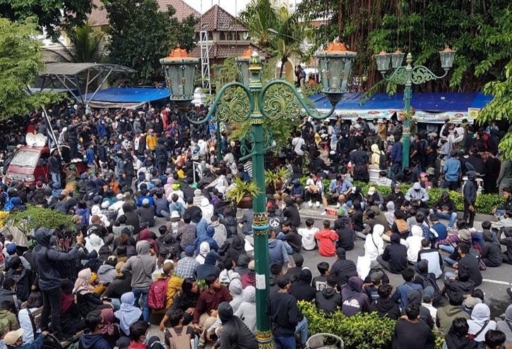 title Demo Ricuh di DPRD DIY, Polresta Yogyakarta Amankan 95 Orang Demo Ricuh di DPRD DIY, Polresta Yogyakarta Amankan 95 Orang