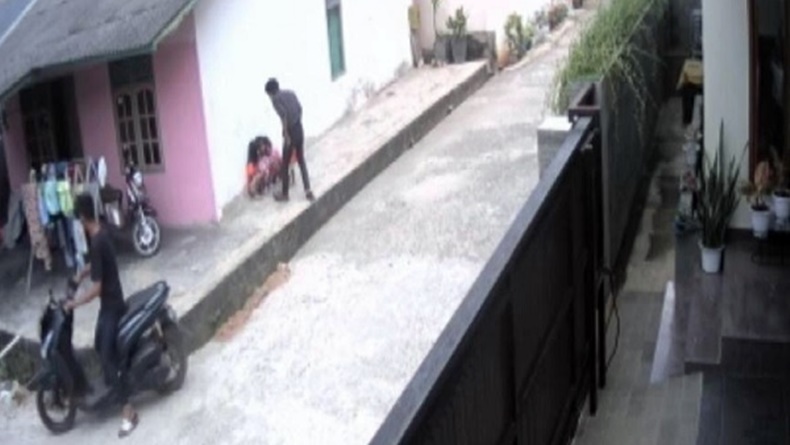 Aksi Jambret di Palembang Rampas Ponsel Bocah Terekam CCTV