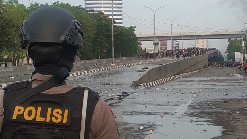 Pos Polantas Terbakar saat Demo Omnibus Law di Makassar