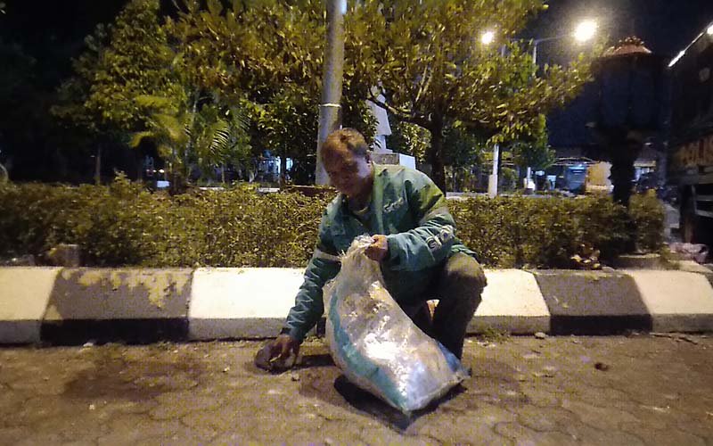 Aksi Spontan Driver Ojol Bersihkan Sampah di Malioboro usai Aksi Unjuk Rasa Ricuh