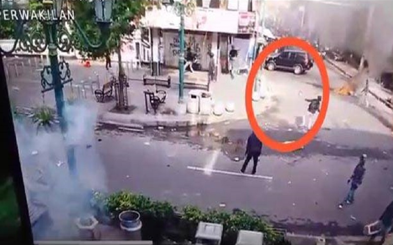 Video Pelempar Molotov ke Kafe Legian Malioboro Beredar, Pelaku Pakai Jaket Hitam