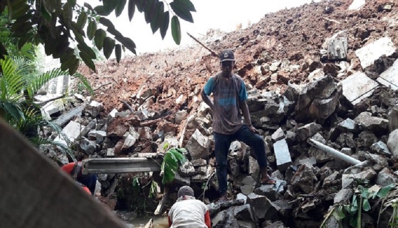 Tembok Polres Purwakarta Ambrol Timpa Rumah, Warga Berhamburan Keluar