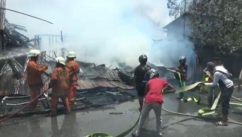 title 7 Ruko di Pontianak Terbakar, Belasan Unit Mobil Damkar Diterjunkan ke Lokasi 7 Ruko di Pontianak Terbakar, Belasan Unit Mobil Damkar Diterjunkan ke Lokasi