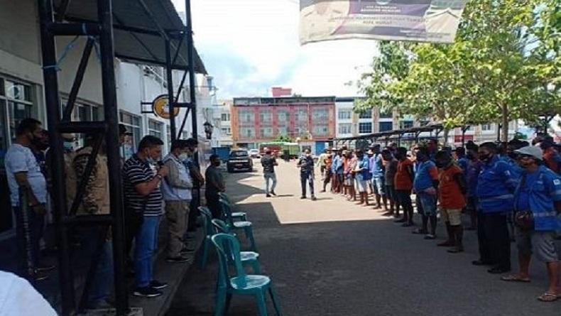 Wali Kota Manado Vicky Lumentut Berikan Bantuan Sembako ke Buruh Pelabuhan 