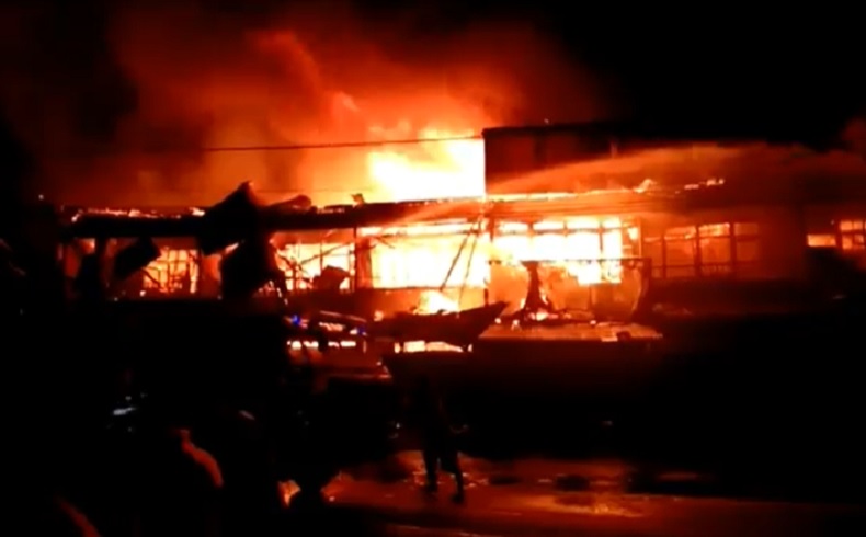 title Kebakaran di Mempawah, 13 Ruko di Pasar Sungai Pinyuh Dilalap Api Kebakaran di Mempawah, 13 Ruko di Pasar Sungai Pinyuh Dilalap Api