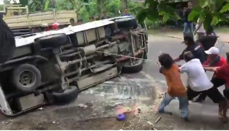 Minibus Milik Kemendes Terguling di Jalan Trans Sulawesi, 4 Orang Luka