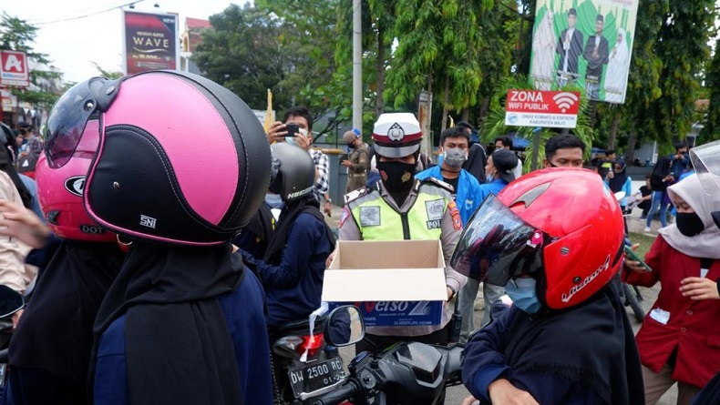 Cerita di Balik Demo Omnibus Law, Polwan Cantik Bagikan Air Minum