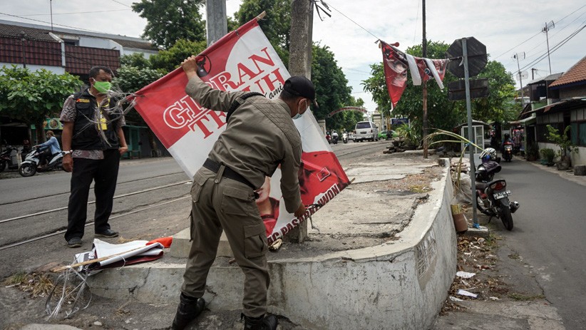 Satpol PP Copot Alat Peraga Kampanye Pilkada Solo - Bagian 2