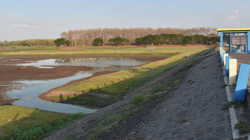 Kekeringan di Waduk Saradan Madiun Meluas - Bagian 1