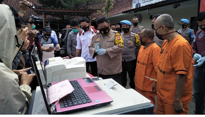 title Polres Cimahi Bongkar Sindikat Uang Palsu Miliaran Rupiah, 6 Pelaku Diamankan Polres Cimahi Bongkar Sindikat Uang Palsu Miliaran Rupiah, 6 Pelaku Diamankan