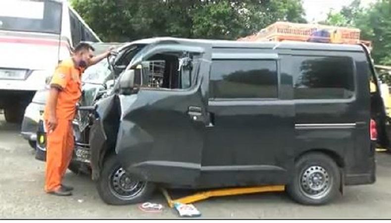 Minibus Terguling Masuk Parit Tol Cikampek, 3 Orang Tewas
