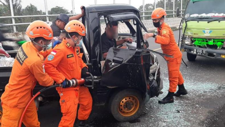 Dramatis, Evakuasi Sopir Terjepit dalam Kecelakaan di Jalan By Pass Manado-Bitung
