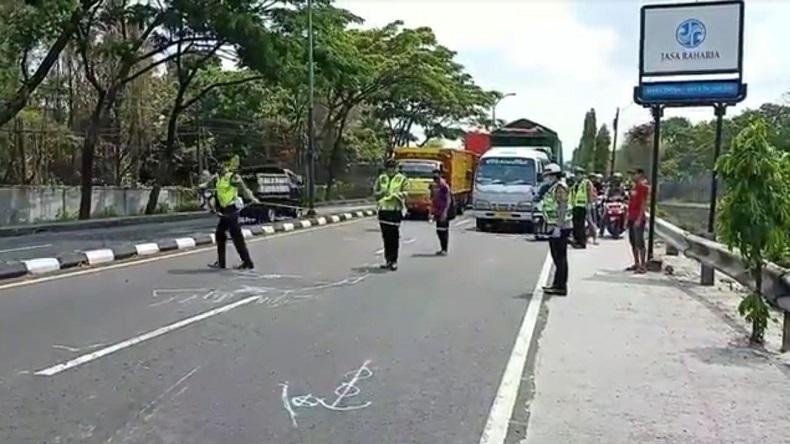 title Kecelakaan Beruntun di Sidoarjo, 1 Pengemudi Tewas usai Dirawat di Puskesmas Kecelakaan Beruntun di Sidoarjo, 1 Pengemudi Tewas usai Dirawat di Puskesmas