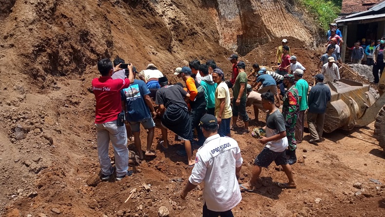 Longsor Terjang Kudus, 2 Warga Tewas Tertimbun Material Sedalam 2 Meter