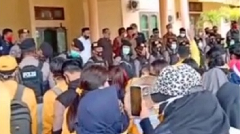 Viral, Waket DPRD Kobar Lupa Sila ke-4 Pancasila di Depan Ratusan Pendemo Omnibus Law