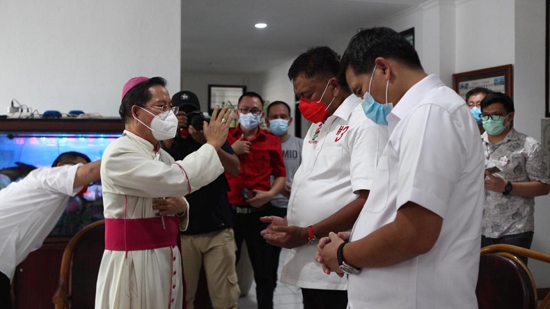 Cagub dan Cawagub Sulut Olly-Steven Didoakan Uskup Manado Mgr Benedictus