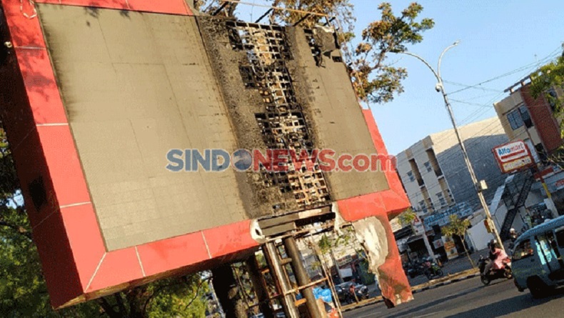 title Polisi Buru Perusak Videotron Kantor Gubernur Sulsel saat Demo Ricuh Polisi Buru Perusak Videotron Kantor Gubernur Sulsel saat Demo Ricuh