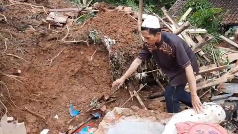 title Tebing Longsor Timpa 3 Rumah di Tasikmalaya, Kakek 83 Tahun Tewas Tertimbun Tebing Longsor Timpa 3 Rumah di Tasikmalaya, Kakek 83 Tahun Tewas Tertimbun