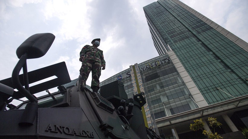 Antisipasi Kericuhan, Prajurit TNI Jaga Pusat Perbelanjaan dengan Anoa - Bagian 2