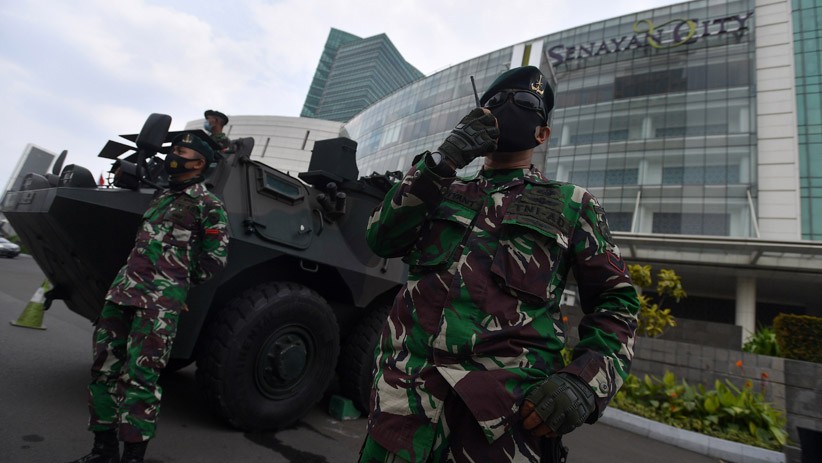 Antisipasi Kericuhan, Prajurit TNI Jaga Pusat Perbelanjaan dengan Anoa - Bagian 1