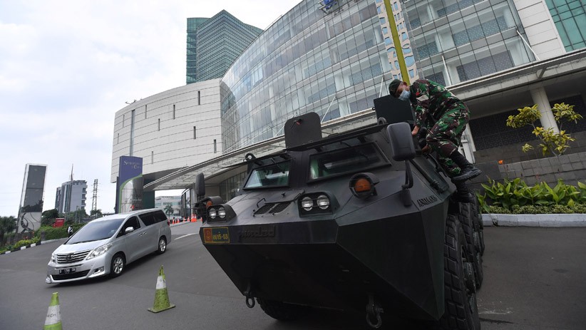 Antisipasi Kericuhan, Prajurit TNI Jaga Pusat Perbelanjaan dengan Anoa - Bagian 3