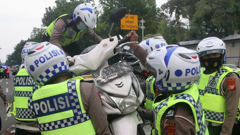 Parkir Sembarangan, Motor Demonstran Diangkut Polisi - Bagian 4