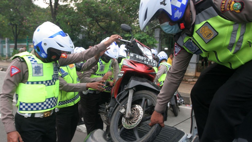 Parkir Sembarangan, Motor Demonstran Diangkut Polisi - Bagian 2
