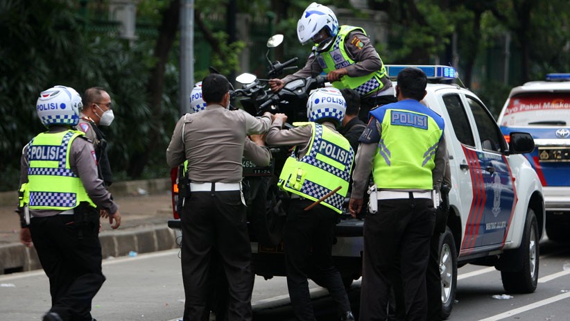 Parkir Sembarangan, Motor Demonstran Diangkut Polisi - Bagian 1