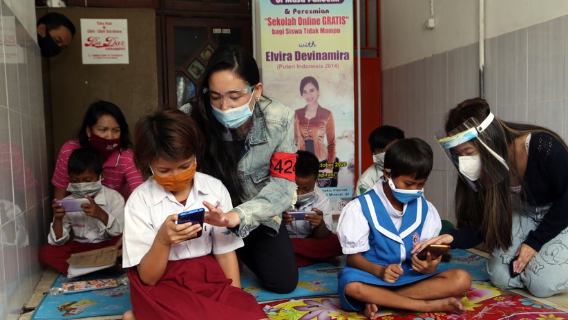 Komunitas Ini Sediakan Fasilitas Sekolah Online untuk Siswa Tidak Mampu - Bagian 1