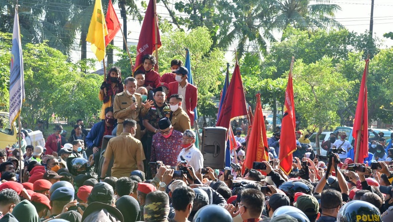 title Nurdin Abdullah Ikut Orasi di Depan Massa, Jelaskan Manfaat Omnibus Law Nurdin Abdullah Ikut Orasi di Depan Massa, Jelaskan Manfaat Omnibus Law
