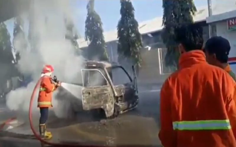 Minibus Ludes Terbakar saat Isi BBM di SPBU Pasuruan