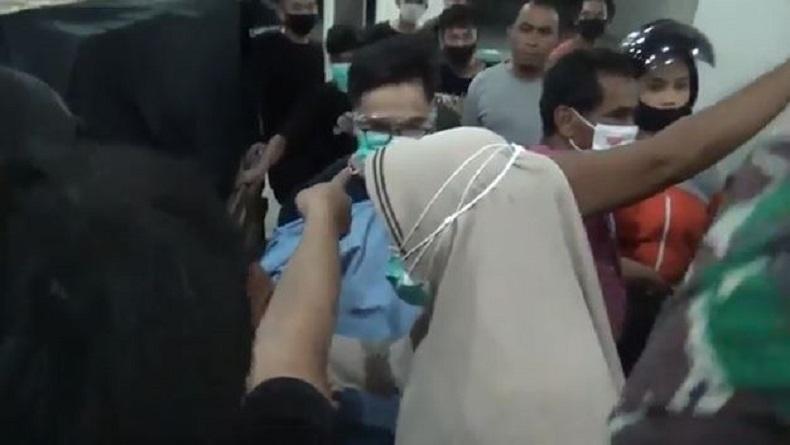 title Puluhan Warga Mengamuk di RSUP Wahidin Makassar dan hendak Jemput Jenazah Pasien Puluhan Warga Mengamuk di RSUP Wahidin Makassar dan hendak Jemput Jenazah Pasien