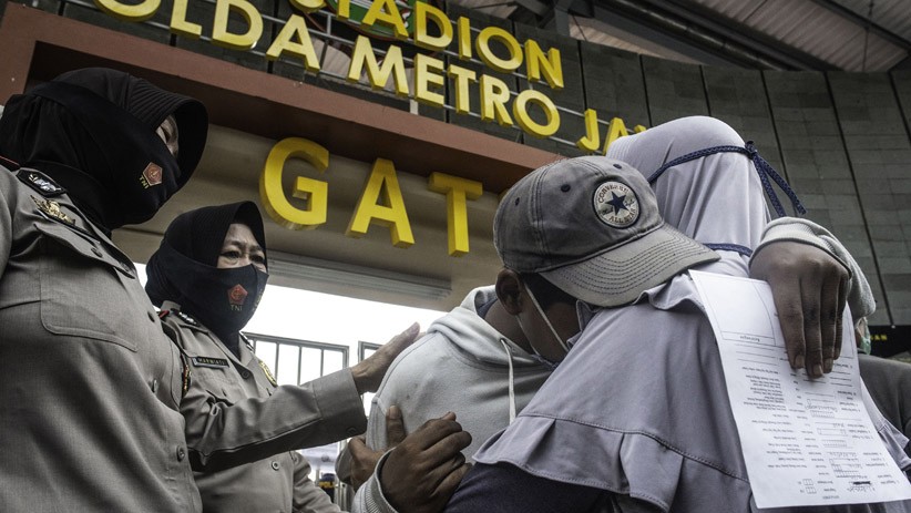 Polda Metro Jaya Pulangkan Ratusan Peserta Aksi Tolak Omnibus Law - Bagian 3