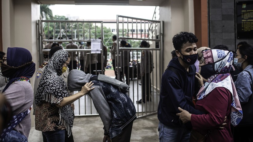 Polda Metro Jaya Pulangkan Ratusan Peserta Aksi Tolak Omnibus Law - Bagian 4