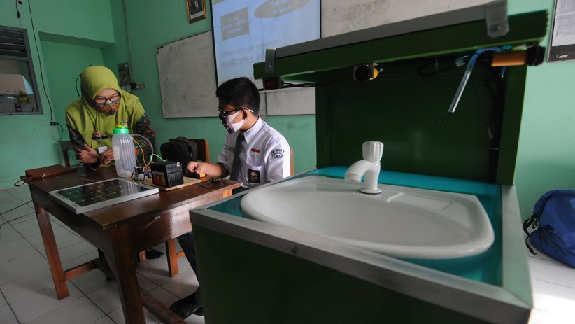 Pelajar SMA Negeri 1 Polanharjo Rakit Keran Otomatis Tenaga Surya - Bagian 1