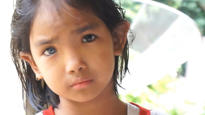 Bukan Pakai Softlens, Bola Mata Satu Keluarga di Tanah Datar Ini Berwarna Biru