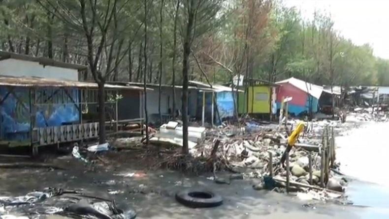 Diterjang Gelombang Tinggi, Puluhan Warung di Pantai Batam Sari Tegal Porak-Poranda