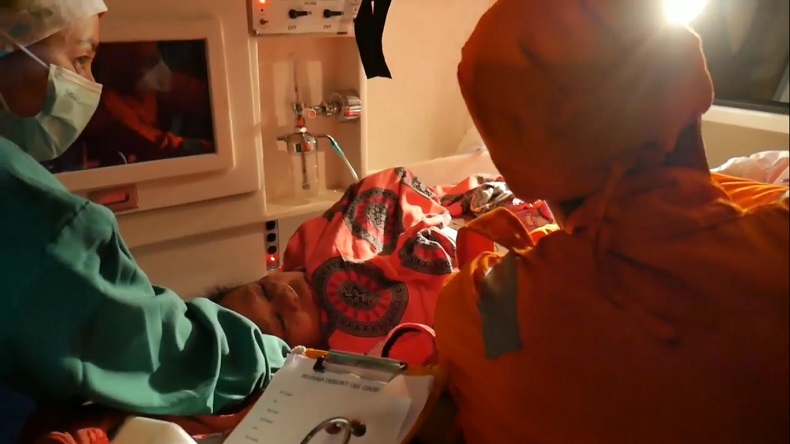 Tangki Penampungan Air Ambruk Menimpa Ibu Pemilik Warung di Pare Beach