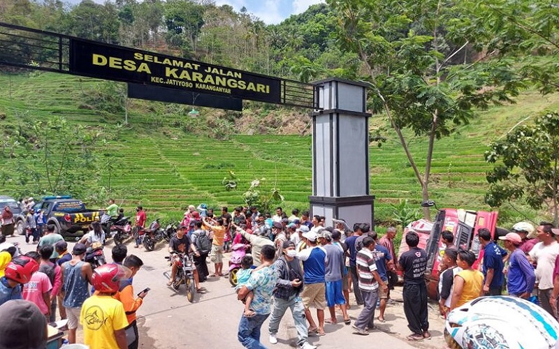 Mobil Rombongan Wisata Kecelakaan di Karanganyar, 1 Orang Tewas