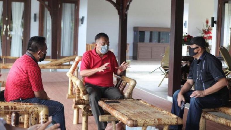 Terima Tamu, Olly Dondokambey Sampai Lupa Makan