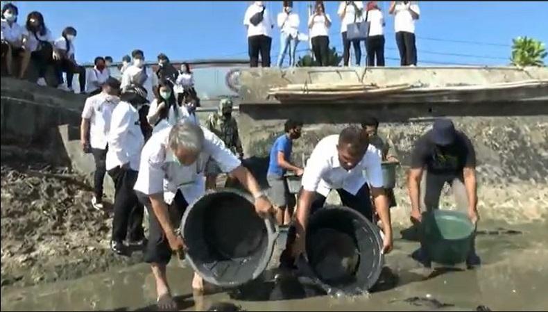 Sembahyang Tolak Bala, Umat Tri Dharma Tuban Lepas 9 Kura-Kura dan Penyu ke Laut