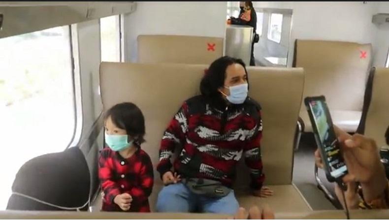 Viral Baim Girang Lihat Kereta Api, PT KAI Daop Bandung Beri Hadiah Ini
