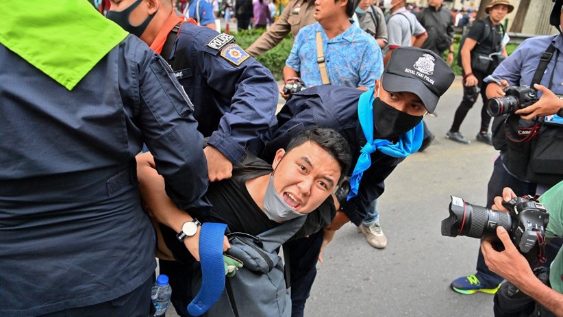 Thailand Umumkan Status Darurat, Aktivis Pro-demokrasi Ditangkap Polisi - Bagian 1