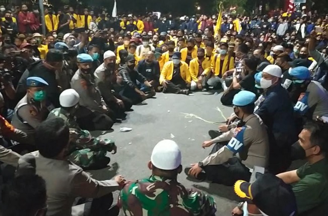 Massa Pendemo UU Cipta Kerja di Banjarmasin Masih Bertahan, Kapolda Ajak Dialog 