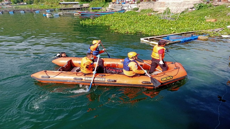 Terjatuh dari Sampan saat Beri Makan Ikan, Pemuda Humbahas Tenggelam di Danau Toba