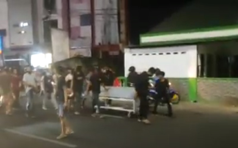 title Hendak Dimakamkan secara Protokol Covid-19, Jenazah di Makassar Diambil Paksa Keluarga Hendak Dimakamkan secara Protokol Covid-19, Jenazah di Makassar Diambil Paksa Keluarga