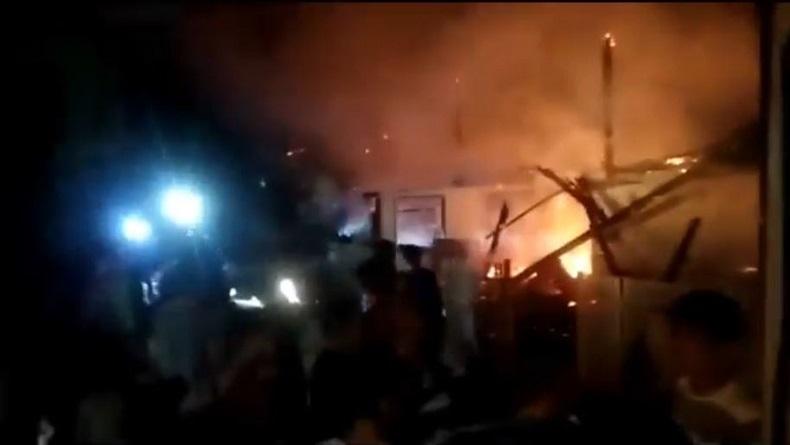 5 Rumah Panggung Terbakar di Jeneponto, 1 Warga Meninggal Jatuh dari Tangga