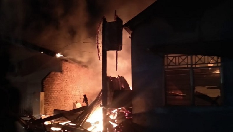 Kebakaran di Padang Kamis Malam, 8 Rumah Hangus Dilalap Api