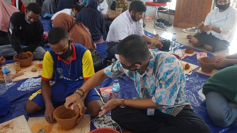 Dibimbing Master, 40 Pelajar di Papua Latihan Buat Gerabah